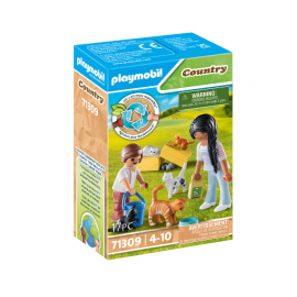 FAMILLE DE CHATS AVEC FEMME...